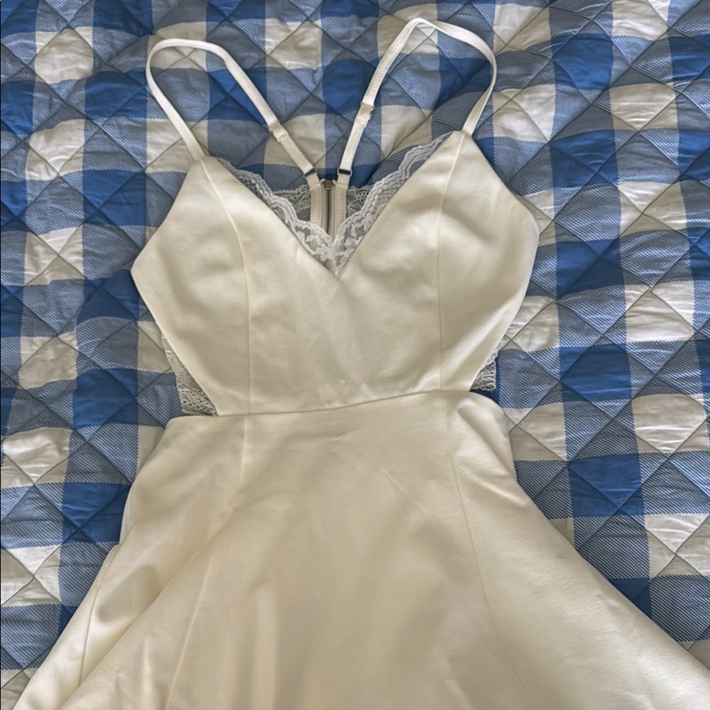 Elegant White Sleeveless Dress